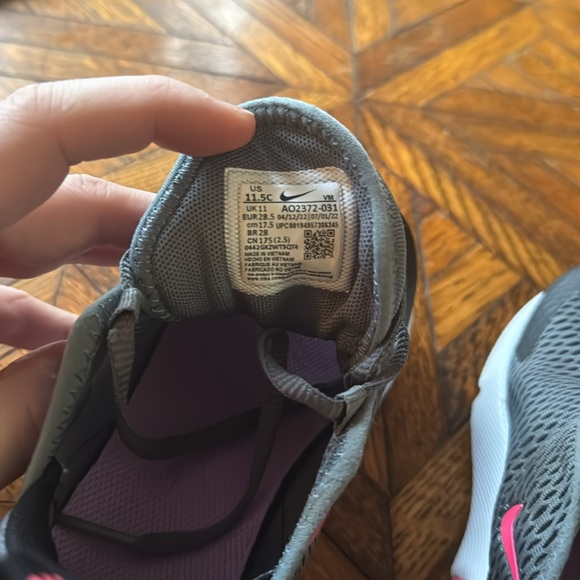 LIKE NEW! Nike Air Max 270 - Picture 7 of 16